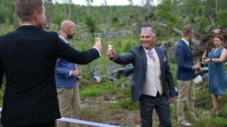 Любовь победит все! Скандинавская пара поженилась на границе Норвегии и Швеции из-за COVID-19 - фото №2