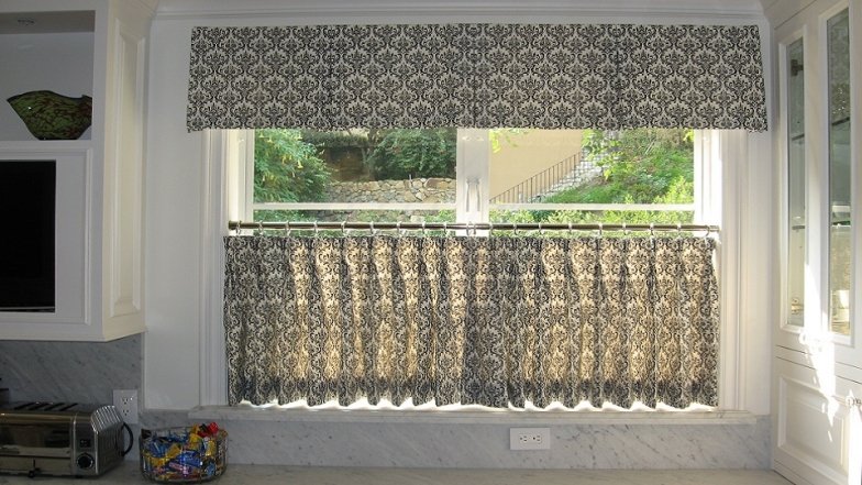 Короткие занавески кафе