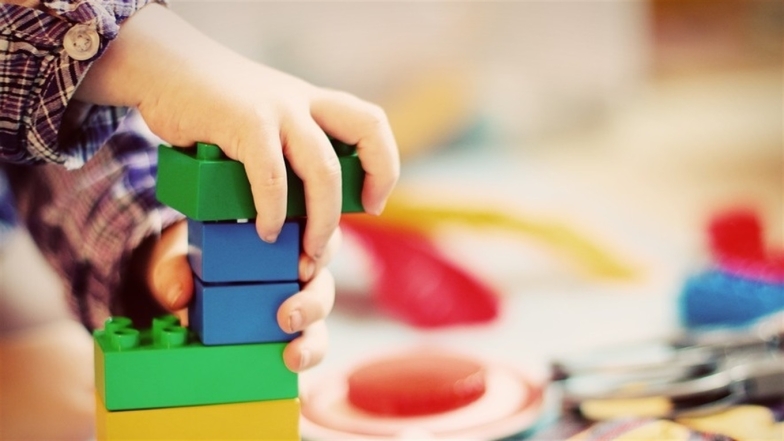 Кубики, конструктор и барабан: какие развивалки подойдут двухлетнему малышу - фото №1