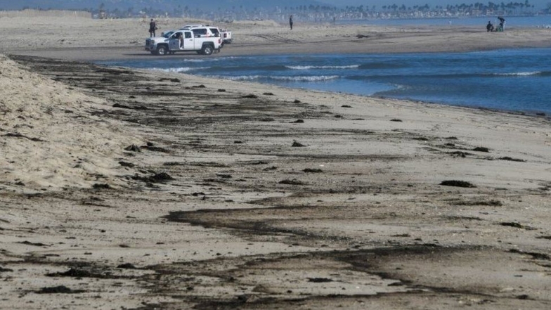 Экологическая катастрофа: в Калифорнии в океан попало более полумиллиона литров нефти (ФОТО) - фото №1
