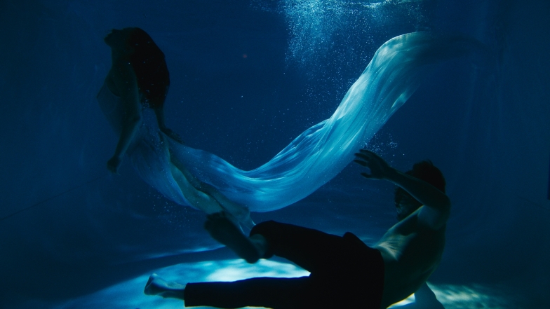 Антонина Хижняк под водой в клипе на трек "Тянет" Mari Cheba, фото
