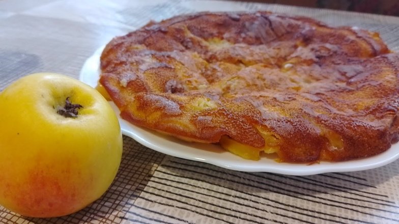 Як приготувати шарлотку з яблуками на сковороді - рецепт