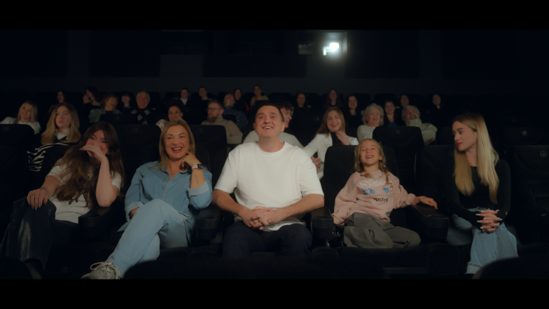 Певец Дядя Жора и его семья сидят в кинозале.