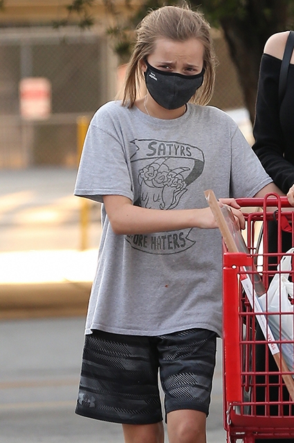 Анджелина Джоли прогулялась по магазинам с дочерью Вивьен в Лос-Анджелесе (ФОТО) - фото №2