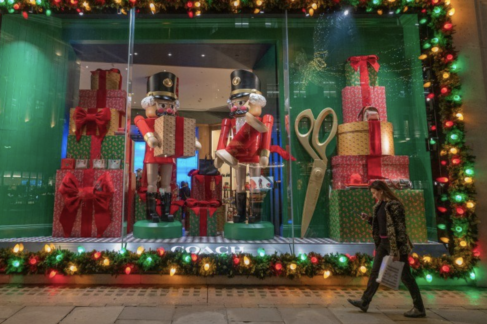 Зимняя сказка! Самые красивые рождественские витрины 2022 года (ФОТО) - фото №8