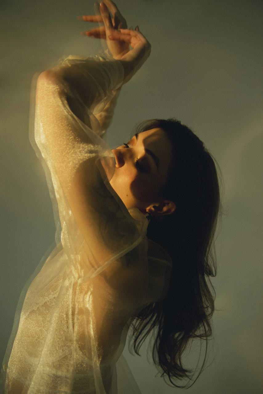Американская певица Victoria Monét в платье украинского дизайнера - фото №4