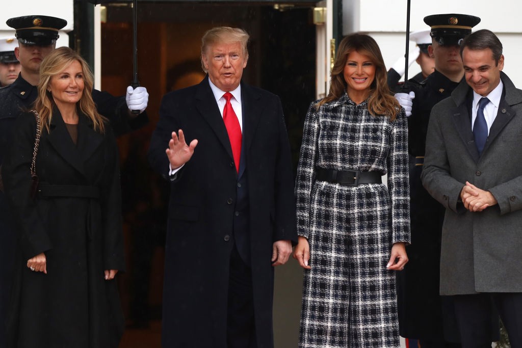 В стиле 70-х: Мелания Трамп в комбинезоне из твида вместо пальто для первого официального выхода в 2020 - фото №4
