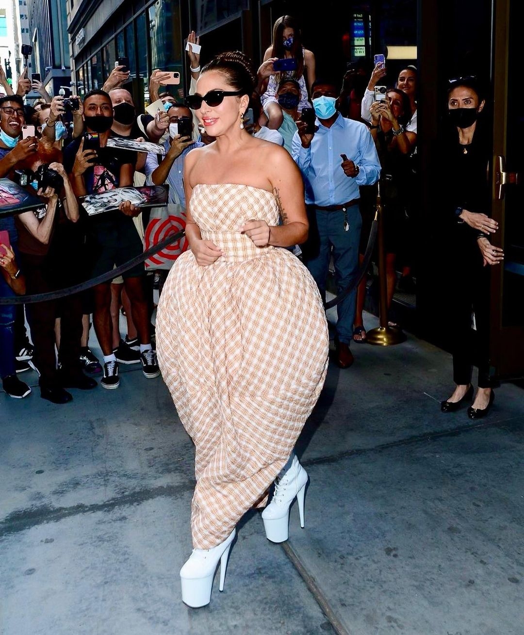Королева эпатажа: Леди Гага вышла в свет в "платье-парашюте" и экстремально высоких ботильонах (ФОТО) - фото №1