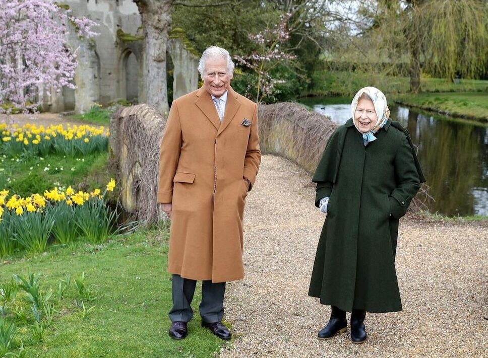 Королева Елизавета II и принц Чарльз прогулялись в поместье Фрогмор-Хаус в Виндзоре (ФОТО) - фото №1