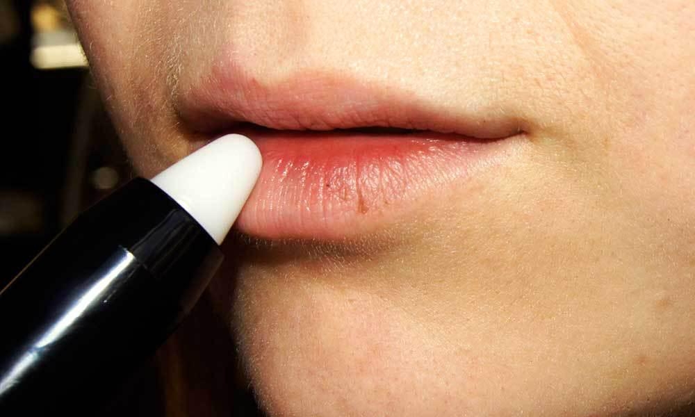 Как накрасить губы, чтобы их визуально увеличить - фото №1