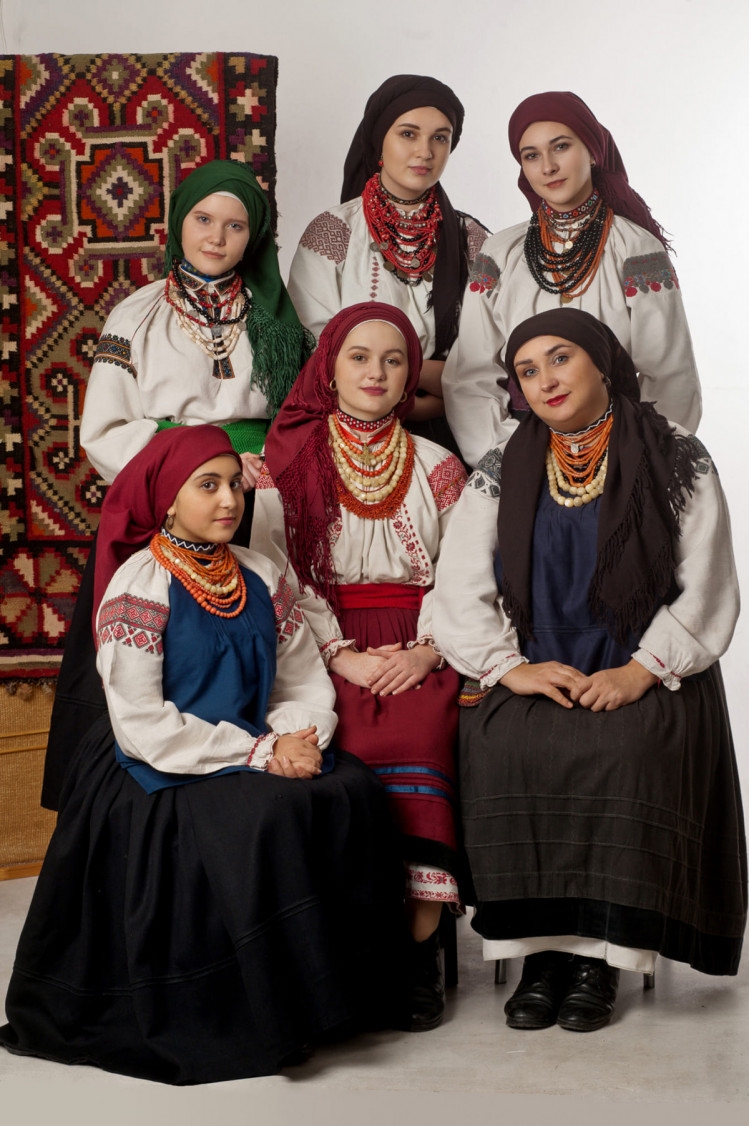 День украинского платка. Какие звезды любят носить этот головной убор? (ФОТО) - фото №1