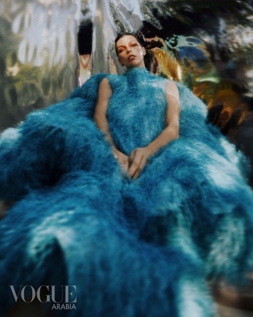 Милла Йовович вместе со своей дочерью снялась в роскошной фотосессии для Vogue Arabia (ФОТО) - фото №2