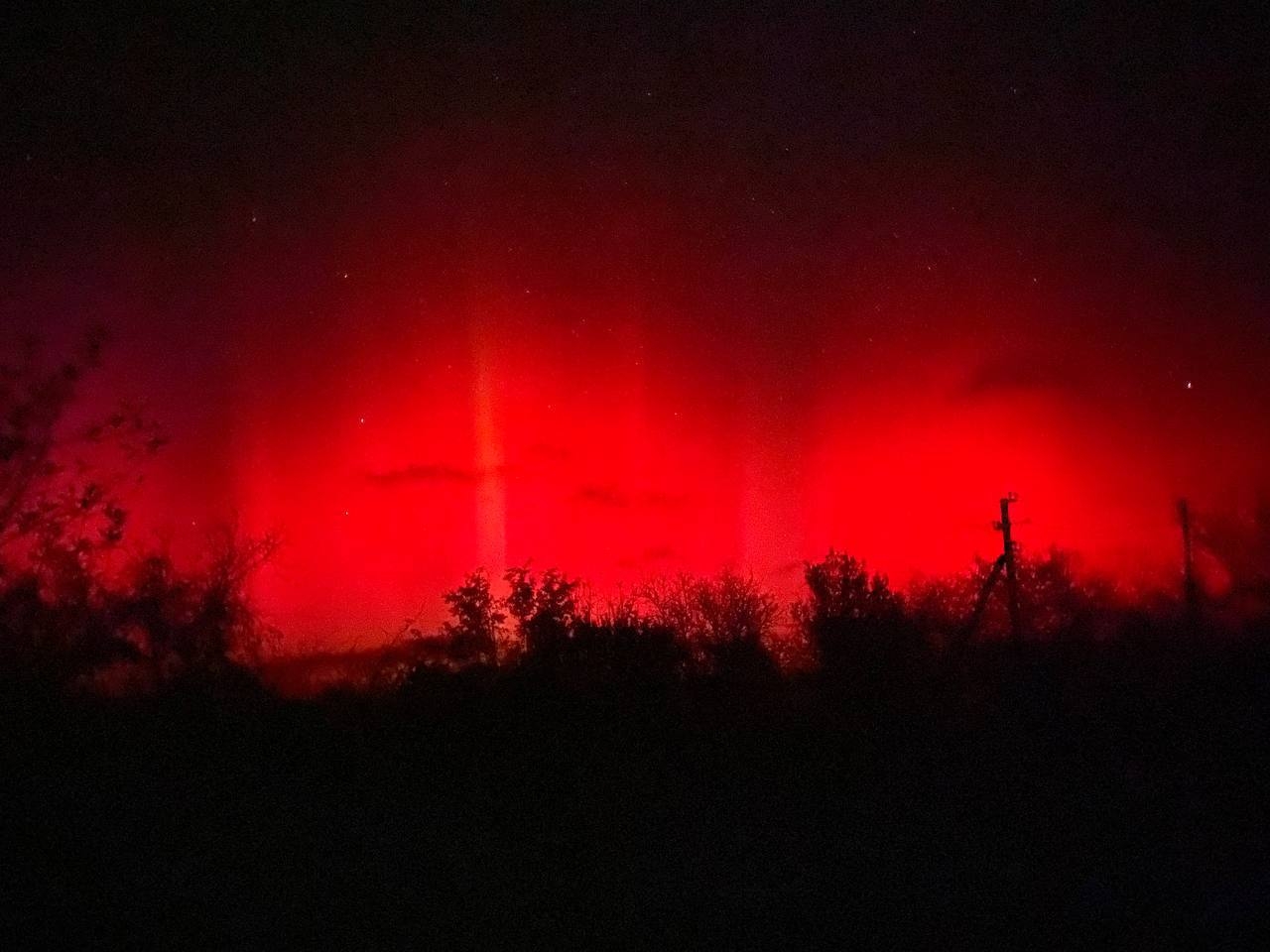 "Криваве" північне сяйво, яке накрило Україну на вихідних, пов'язане з потужною магнітною бурею: що про це відомо (ФОТО) - фото №1