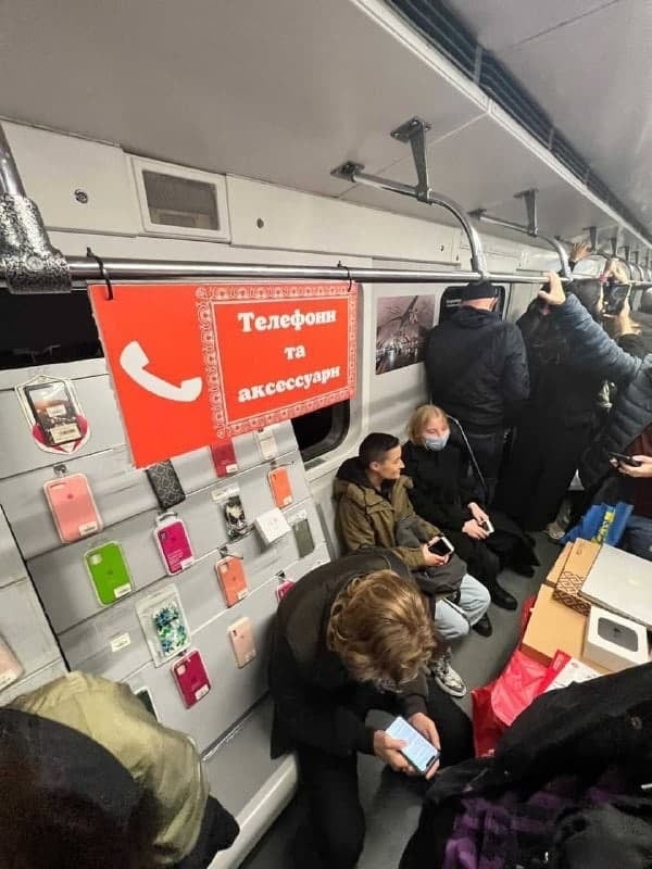 Маникюрный салон, базар и барбершоп: в киевском метро устроили акцию против нелегальной торговли (ФОТО) - фото №4