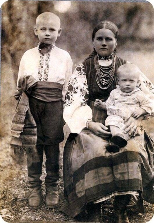 Як одягалися українці 100 років тому
