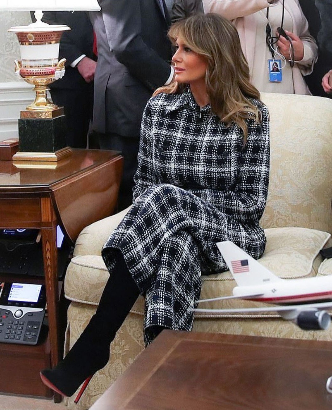 В стиле 70-х: Мелания Трамп в комбинезоне из твида вместо пальто для первого официального выхода в 2020 - фото №2