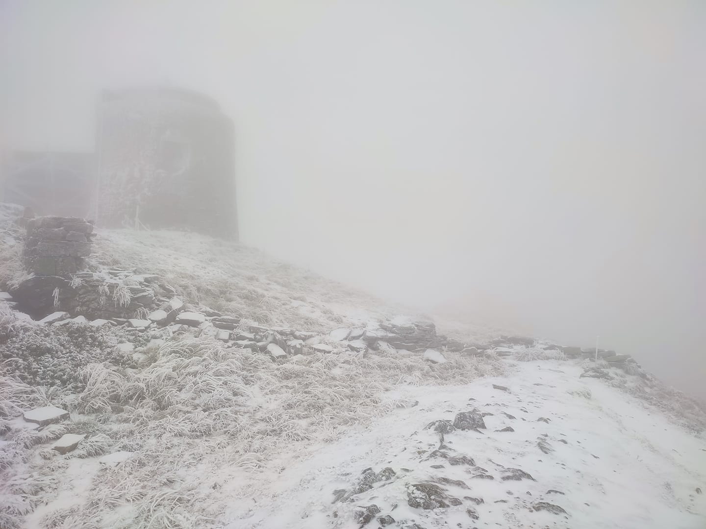 Зима близко: в Украине выпал первый снег (ФОТО) - фото №1