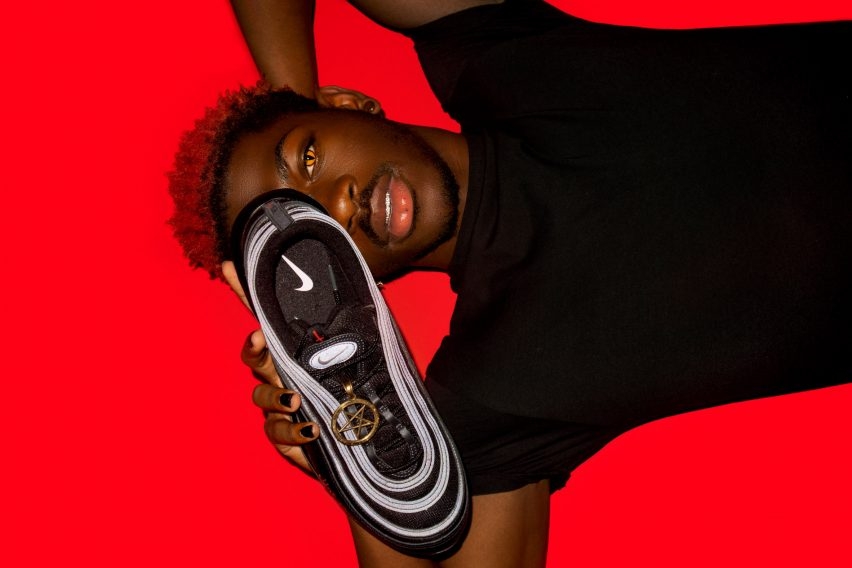 Рэпер Lil Nas X выпустил "сатанинские" кроссовки: Nike подали на него в суд (ФОТО) - фото №3