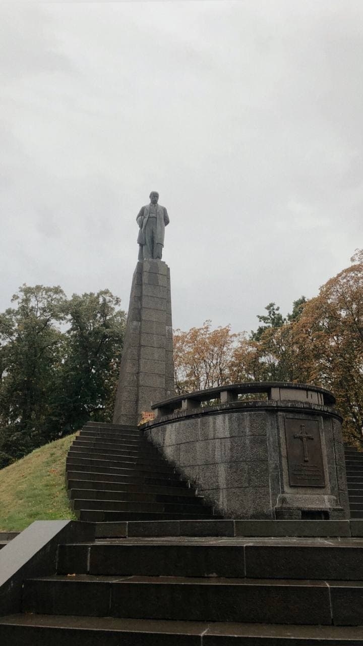 Дніпро, кручі і культура: чому варто відвідати скульптурний парк в Каневі - фото №11