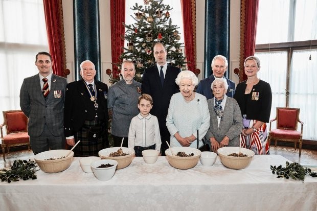  Королева Елизавета II рождественское фото с тремя наследниками: приготовление блюда с принцем Джорджем