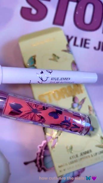 Кайли Дженнер бренд Kylie Cosmetics: коллекцию косметики в честь своей дочери Сторм с бабочками 