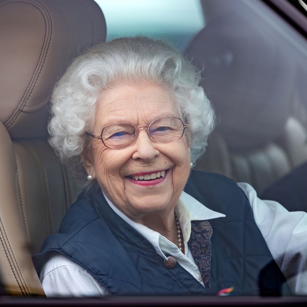 Чувствует себя моложе: 95-летняя королева Елизавета отказалась принимать премию "Старушка года" - фото №1