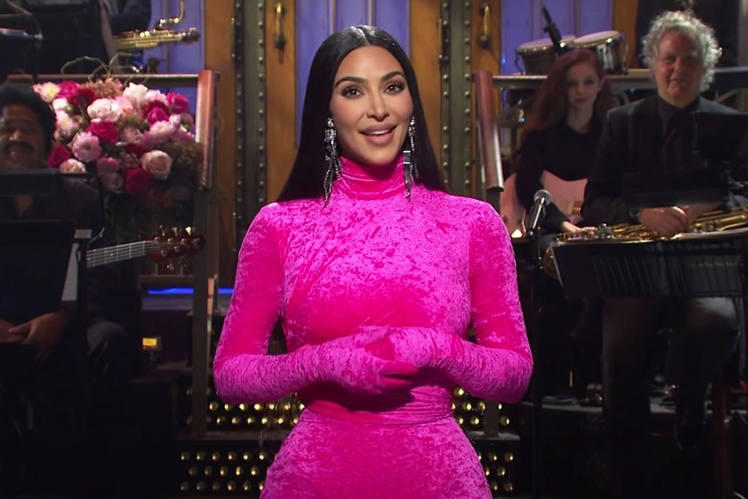 Пошутила о Канье, сестрах и секс-видео: Ким Кардашьян феерично дебютировала в шоу Saturday Night Live - фото №2