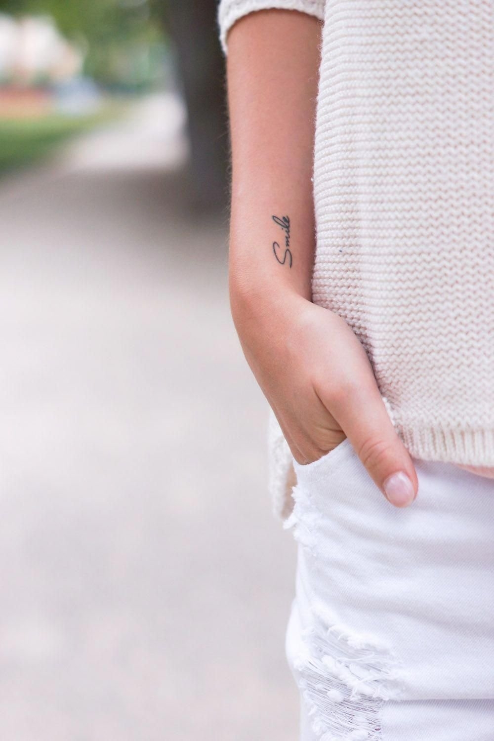 Маленькие надписи на татуировки для девушек: идеи и значимость