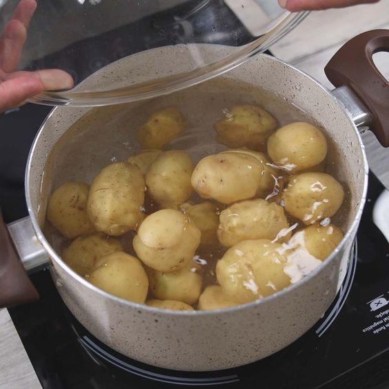 Битый картофель в духовке: ароматное блюдо для всей семьи - фото №2