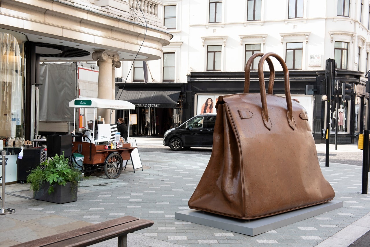 В Лондоне появилась гигантская скульптура сумки Hermès Birkin (ФОТО) - фото №2