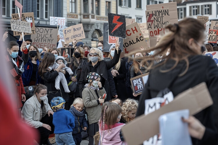 Власти Польши отложили введение запрета на аборты из-за массовых протестов - фото №3