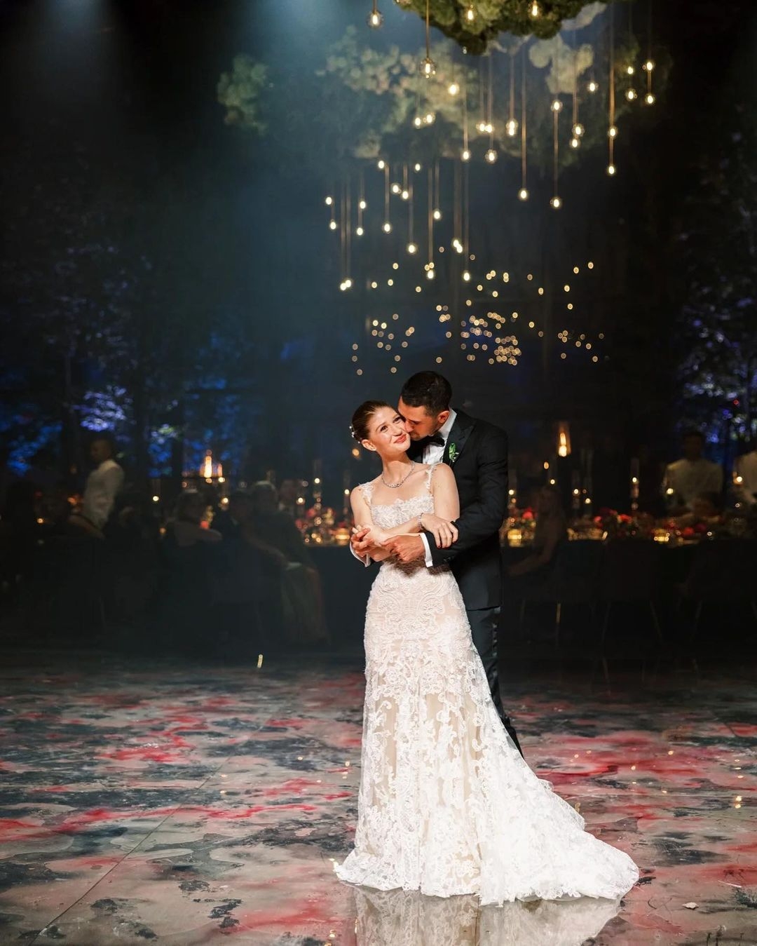 Два платья и огромный торт: появились фото со свадьбы старшей дочери Билла Гейтса - фото №3