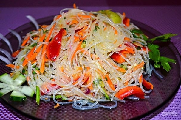 Рецепт фунчозы с крабовыми палочками и овощами