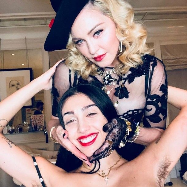 В Сети раскритиковали дочь Мадонны из-за нового фото с небритыми подмышками - фото №2