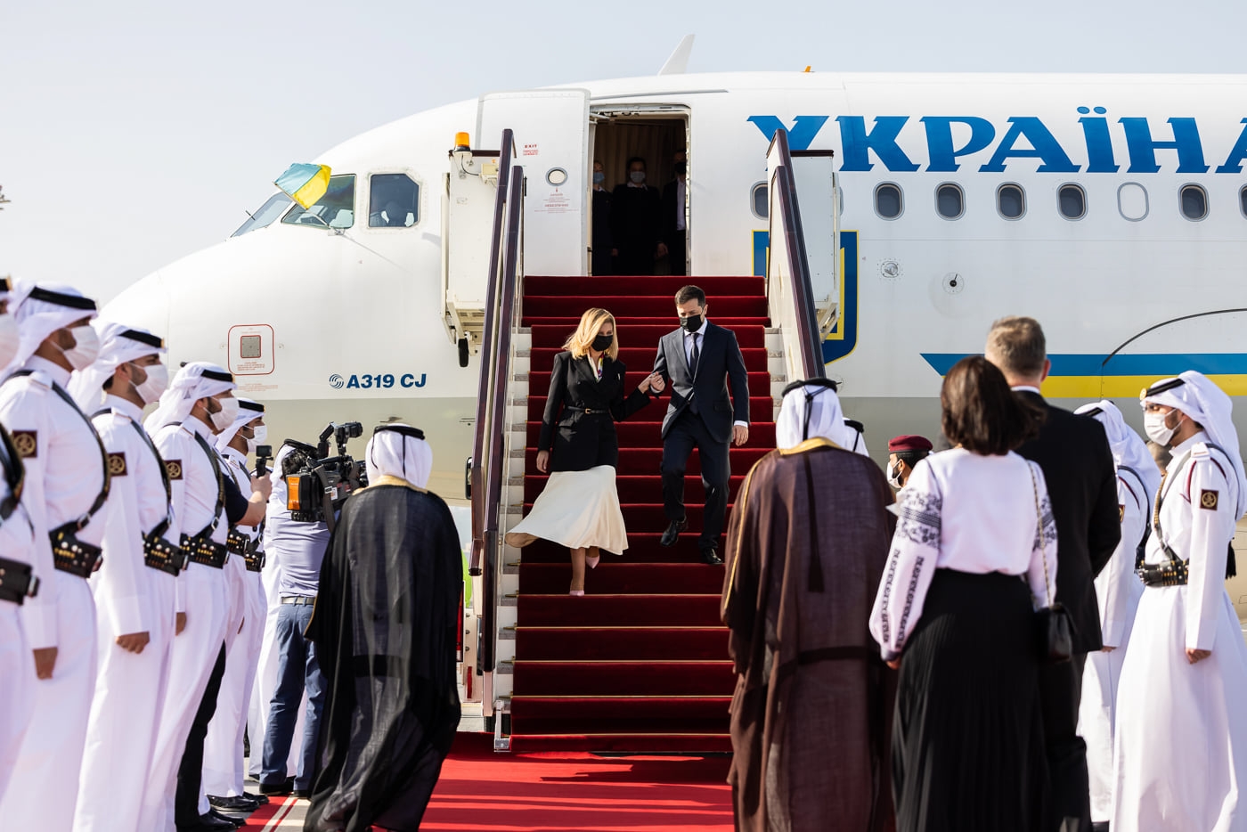 Элегантный жакет и романтичная юбка: стильный образ Елены Зеленской во время визита в Катар (ФОТО) - фото №1