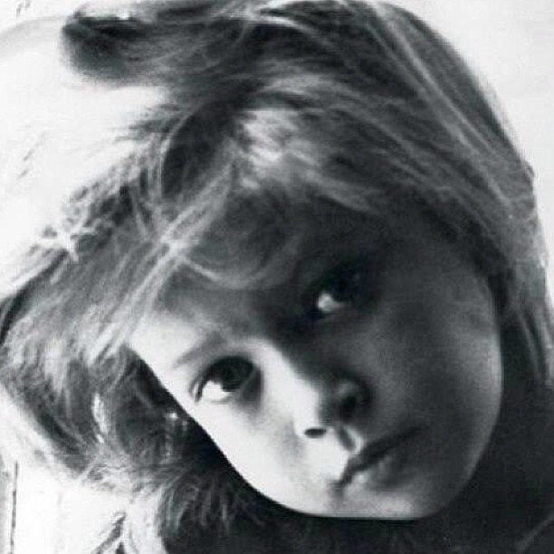 "Любовь спасет мир": Меладзе опроверг слухи о разводе с Брежневой и показал архивное фото жены - фото №1