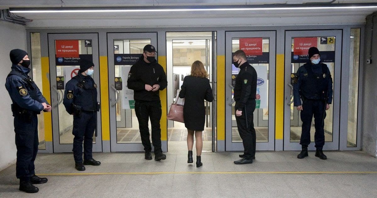 В Киеве усиливают карантин: теперь в кафе и транспорт пускать будут только с COVID-сертификатом - фото №1