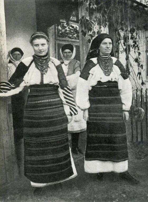 Українки в традиційних костюмах 