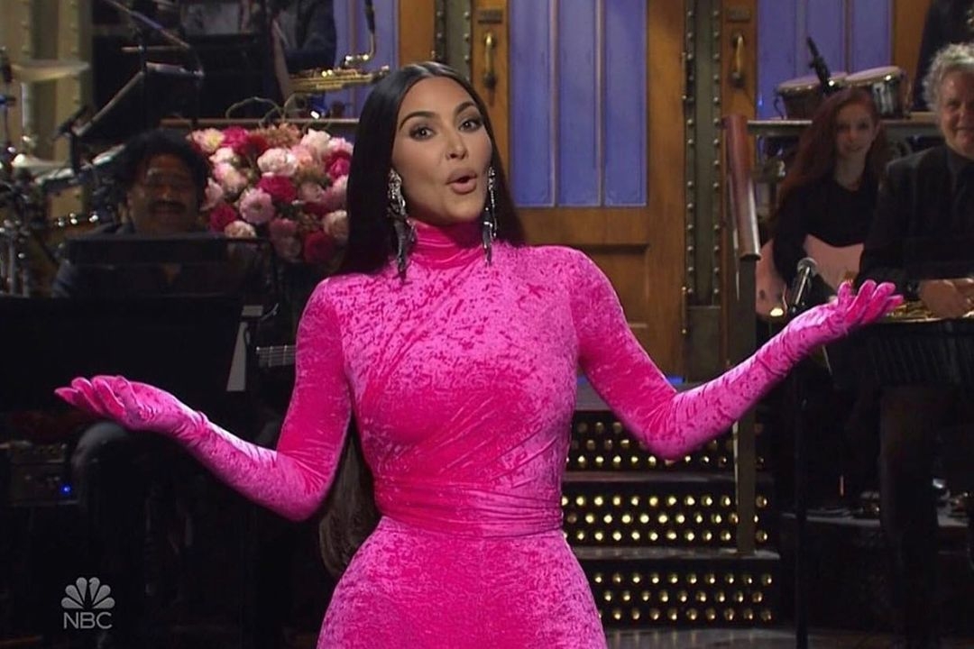 Пошутила о Канье, сестрах и секс-видео: Ким Кардашьян феерично дебютировала в шоу Saturday Night Live - фото №1