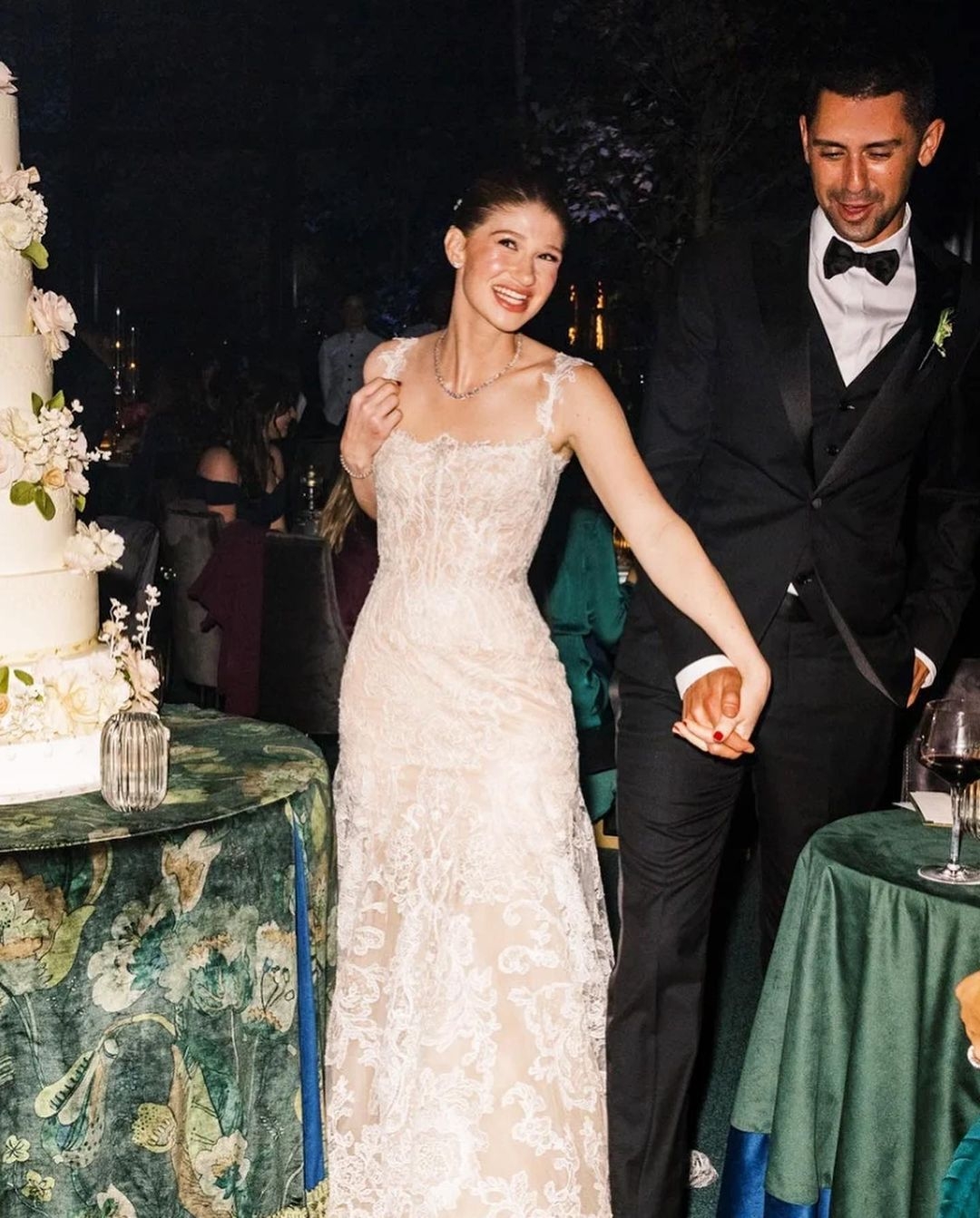 Два платья и огромный торт: появились фото со свадьбы старшей дочери Билла Гейтса - фото №5