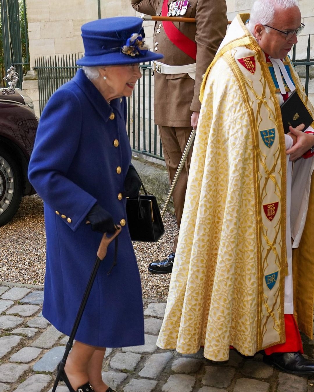 Королева Елизавета впервые появилась на публике с тростью (ФОТО) - фото №5