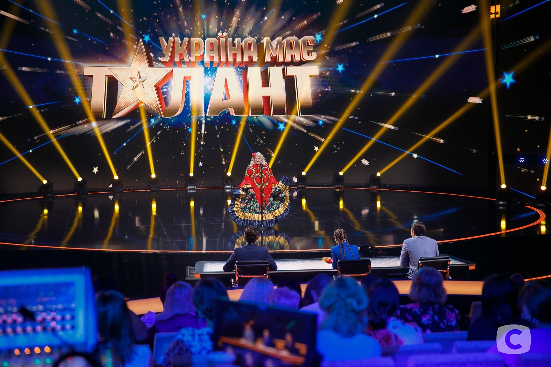 Не пропустите: украинка с самым большим бюстом станцует цыганочку на сцене "Україна має талант" - фото №3