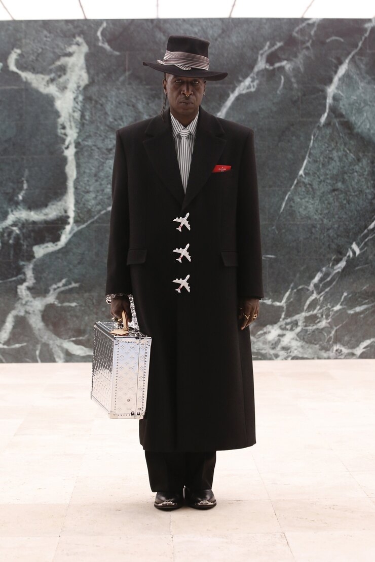 Мужские юбки, 3D-куртки и вещи из пластика: обзор новой коллекции Louis Vuitton (ФОТО) - фото №7