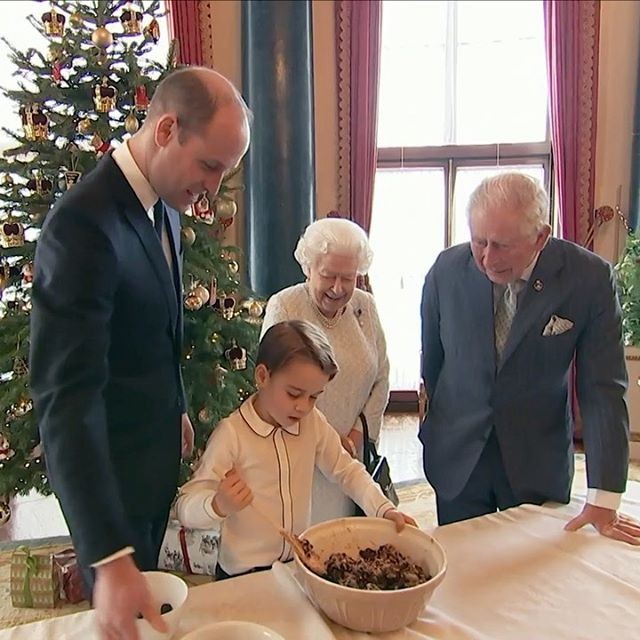 Не угодили? Королева Елизавета II убрала со стола фотографию принца Гарри и Меган Маркл - фото №1