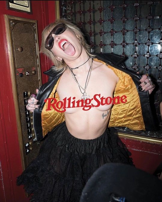 С массивными украшениями и без бюстгальтера: Майли Сайрус снялась обнаженной для Rolling Stone (ФОТО) - фото №5
