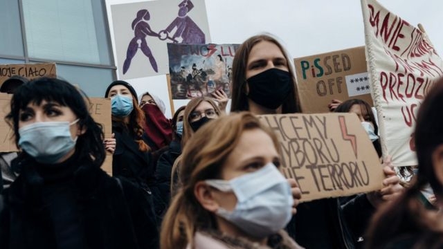 Власти Польши отложили введение запрета на аборты из-за массовых протестов - фото №1