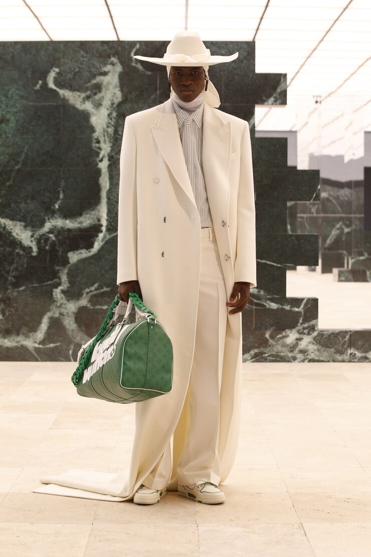 Мужские юбки, 3D-куртки и вещи из пластика: обзор новой коллекции Louis Vuitton (ФОТО) - фото №1