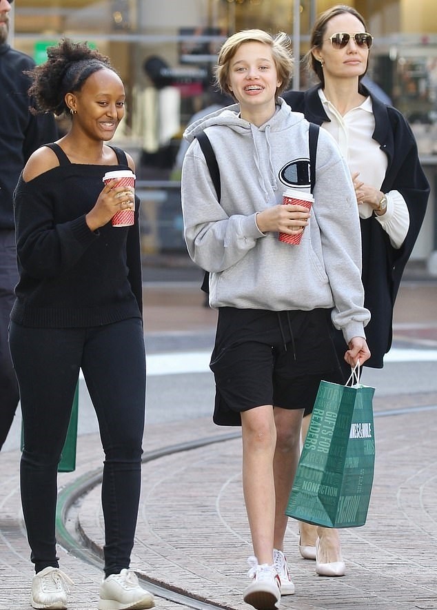 Рождественский шопинг: Анджелина Джоли с дочерьми прогулялась по магазинам в Лос-Анджелесе (ФОТО) - фото №3
