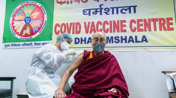Тибетский духовный лидер Далай-лама сделал прививку против коронавируса вакциной CoviShield - фото №1