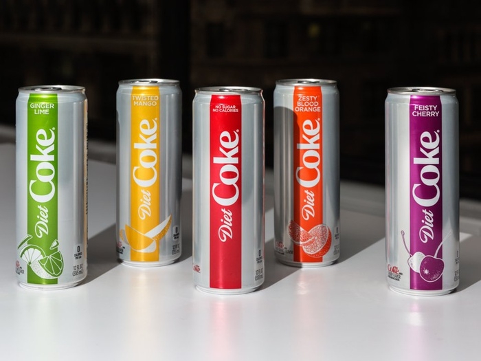 Coca-Cola исполняется 134 года: как менялся дизайн культового напитка (ФОТО) - фото №15